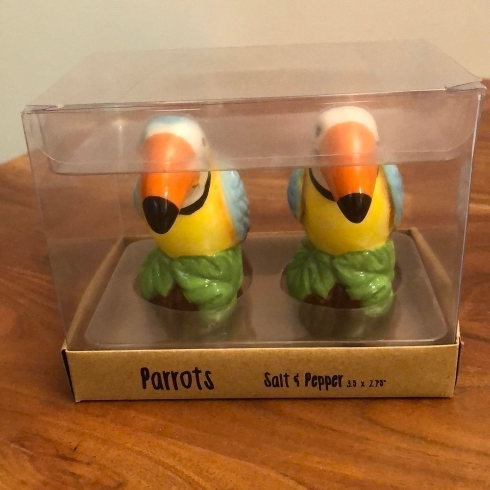 NEW AMERICAN ATELIER CERAMIC PARROT SALT N PEPPER SHAKERS